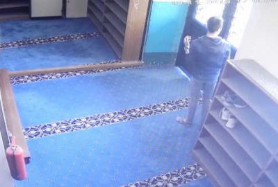 Önce dua ettiler, sonra camiyi soydular