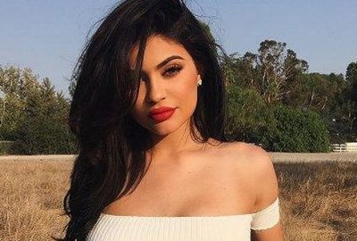 Göğüs dekoltesi partinin önüne geçti!