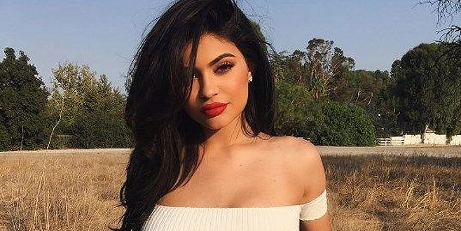 Göğüs dekoltesi partinin önüne geçti!