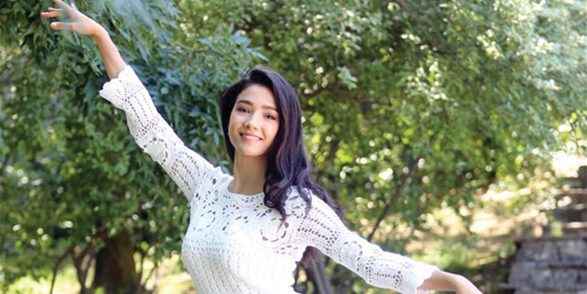 Göğüs ve bacak dekoltesiyle ödül töreninde göz kamaştırdı