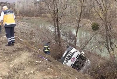 Sporcu kafilesini taşıyan minibüs devrildi: 1 ölü, 15 yaralı