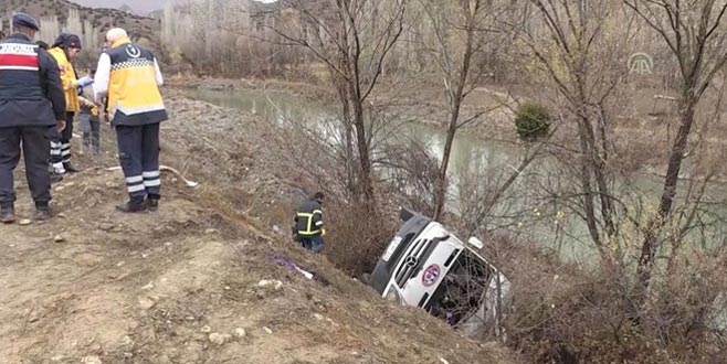 Sporcu kafilesini taşıyan minibüs devrildi: 1 ölü, 15 yaralı Sporcu kafilesini taşıyan minibüs devrildi: 1 ölü, 15 yaralı