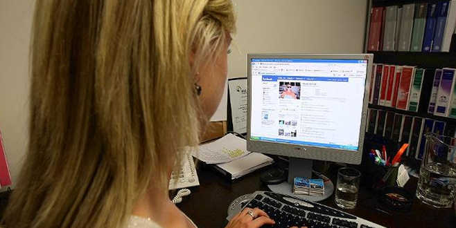 Mesaide sosyal medyaya girmek kovulma nedeni Mesaide sosyal medyaya girmek kovulma nedeni