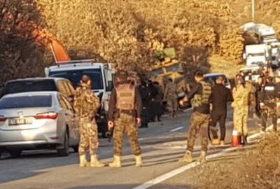 Askeri araç devrildi! Yaralılar var