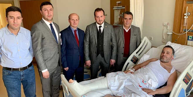 Trafik kazası geçiren Bursaspor taraftarına vekil ziyareti Trafik kazası geçiren Bursaspor taraftarına vekil ziyareti