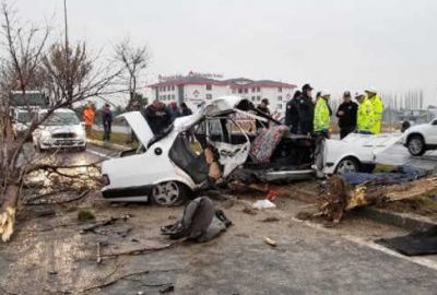 Hurda yığınına dönen araçta can verdiler