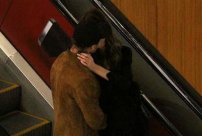 Survivor’un yakışıklı sunucusu sevgilisiyle dudak dudağa!