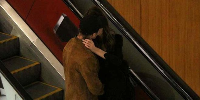 Survivor’un yakışıklı sunucusu sevgilisiyle dudak dudağa!