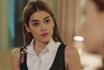 Verdiği poz dizinin önüne geçti! Mini şortu olay oldu