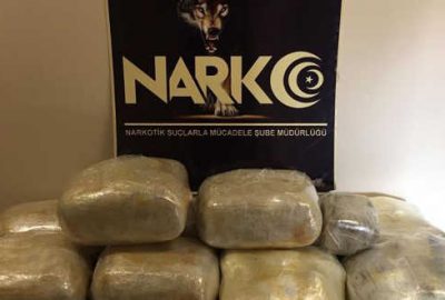 Polis memurunun otomobilinden 121 kilogram esrar çıktı