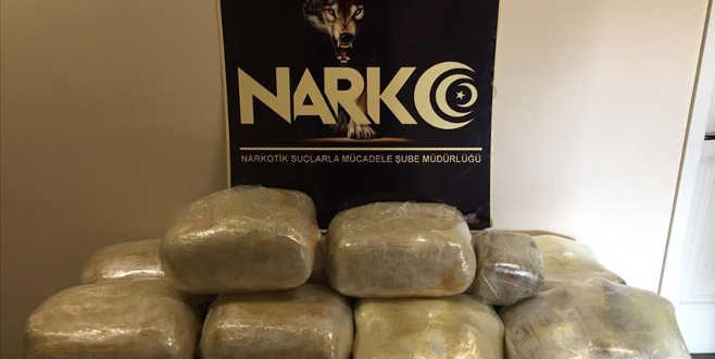 Polis memurunun otomobilinden 121 kilogram esrar çıktı