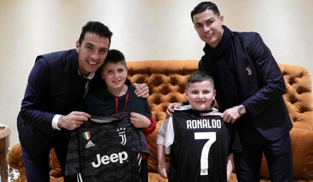Ronaldo ve Buffon çocukları mutlu etti Ronaldo ve Buffon çocukları mutlu etti