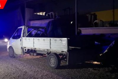 İş yeri sahibini gören hırsızların kamyonetlerini bırakarak kaçtığı an kamerada