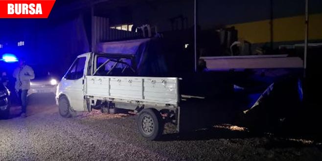 İş yeri sahibini gören hırsızların kamyonetlerini bırakarak kaçtığı an kamerada