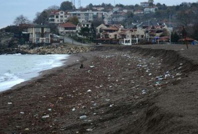 Sahilde şaşırtan görüntü! Kum 3 metre çekildi