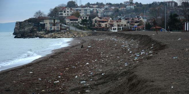Sahilde şaşırtan görüntü! Kum 3 metre çekildi