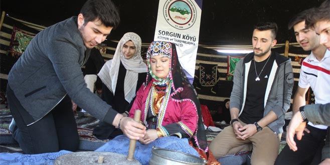 Üniversiteliler el değirmeniyle bulgur öğüttü