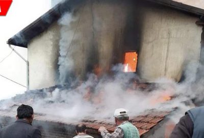 3 katlı ev kül oldu: 2 yaralı