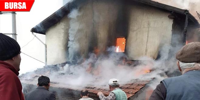 3 katlı ev kül oldu: 2 yaralı