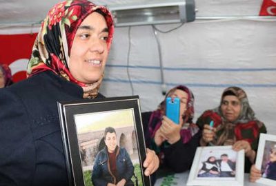 Evladına kavuştu oturma eylemi yapan annelere koştu