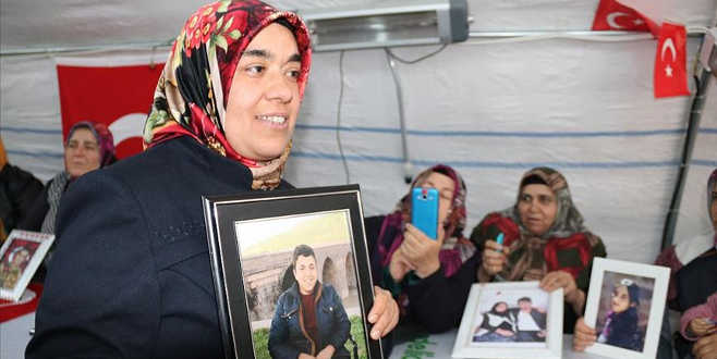 Evladına kavuştu oturma eylemi yapan annelere koştu