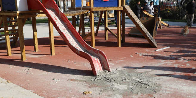 Çocuk parkına saldırı Çocuk parkına saldırı
