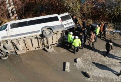 Özel harekat polislerini taşıyan minibüs devrildi: 3 yaralı