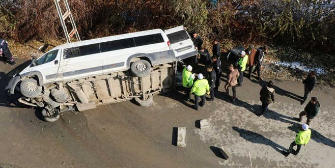 Özel harekat polislerini taşıyan minibüs devrildi: 3 yaralı