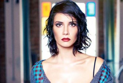 Göğüs dekolteli fotoğrafı ile büyük beğeni topladı