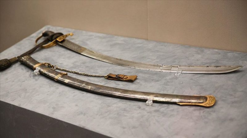 Abdülhamid Han’ın şahsi kılıcı, kamçısı ve marangozluk takımları ilk kez sergide Sultan 2. Abdülhamit Han'ın kişisel eşyalarının ilk kez gösterildiği sergide,