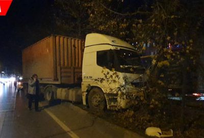 Kontrolden çıkan TIR bariyerlere çarptı