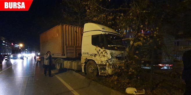 Kontrolden çıkan TIR bariyerlere çarptı