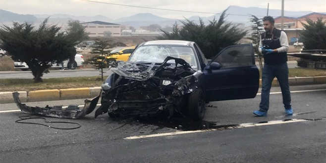 Alkollü sürücü durağa daldı: 3 ölü