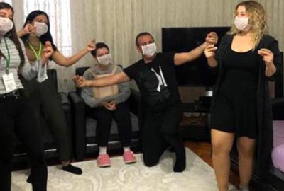 Sözünü tuttu! Soluğu hayranının evinde alan şarkıcı çiftetelli oynadı