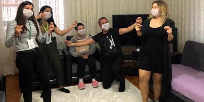 Sözünü tuttu! Soluğu hayranının evinde alan şarkıcı çiftetelli oynadı