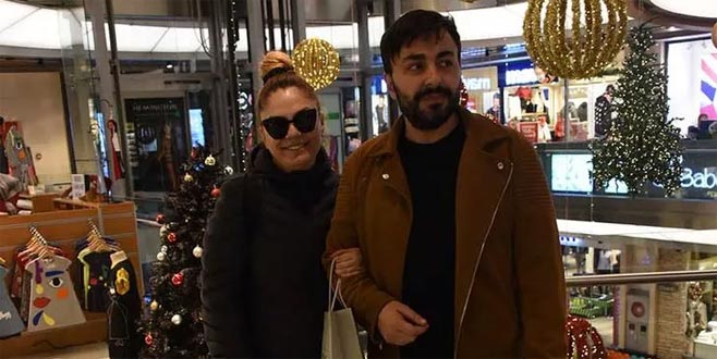 İzel genç sevgilisiyle böyle görüntülendi