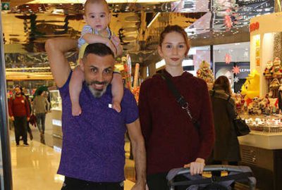 Babasının omuzlarından inmedi