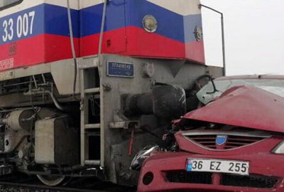 Feci kaza! Tren otomobili biçti…Ölü ve yaralılar var