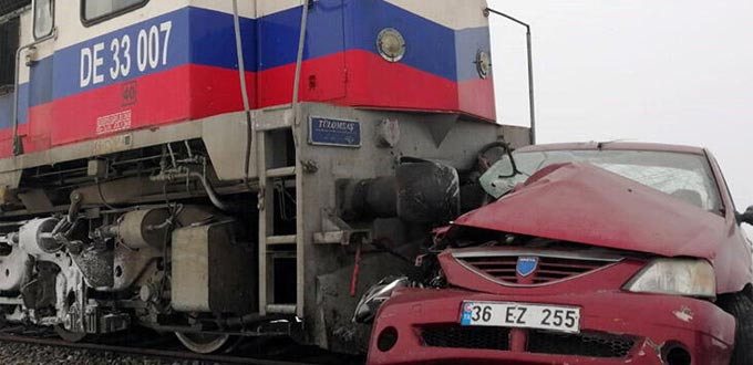 Feci kaza! Tren otomobili biçti…Ölü ve yaralılar var