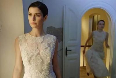 Pozuna yorum yağdı! ‘İç çamaşırı yok mu?’