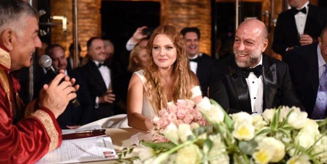 Naz Elmas’ın düğün fotoğrafındaki detay herkesi korkuttu! Naz Elmas’ın düğün fotoğrafındaki detay herkesi korkuttu!