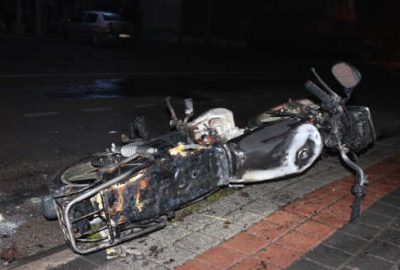 Alev alan motosikletini bırakıp kaçtı