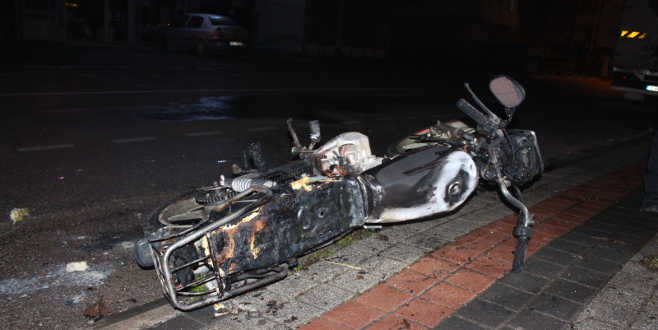 Alev alan motosikletini bırakıp kaçtı