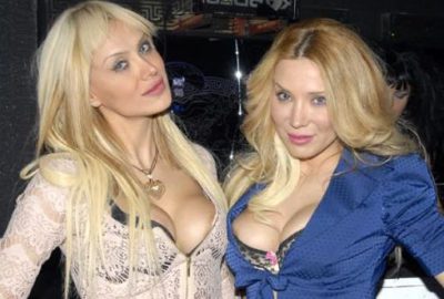 Yılbaşı ağacının yanında bikiniyle poz verdi