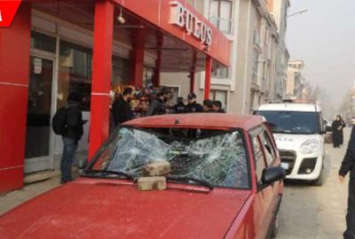 Para vermedi diye kaldırım taşıyla saldırdı