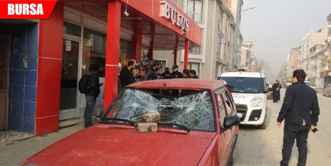 Para vermedi diye kaldırım taşıyla saldırdı