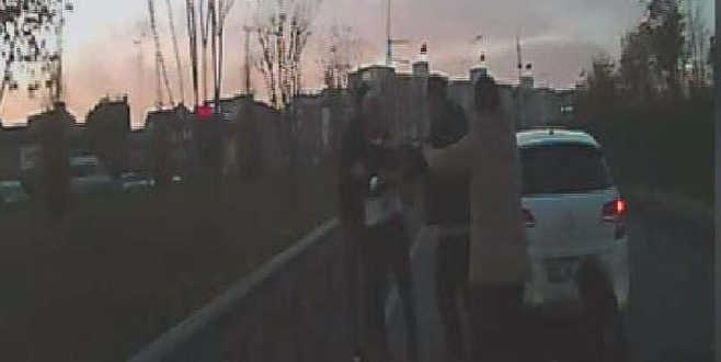 Kadın doktora yol ortasında dayak