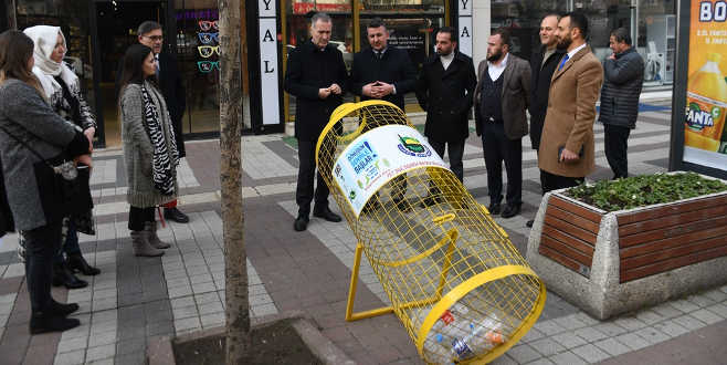 Pet Şişe Kafesleri Caddelerde Yerini Alıyor