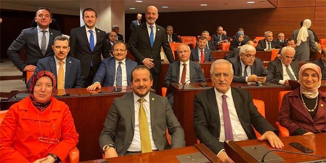 Ak Parti Bursa Milletvekillerinden bütçe pozu