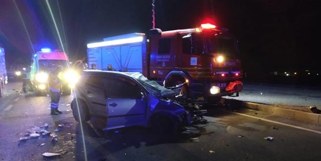 Otomobil TIR’ın altına girdi: 3 ölü, 2 yaralı Otomobil TIR’ın altına girdi: 3 ölü, 2 yaralı